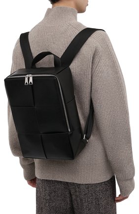 Мужской кожаный рюкзак arco BOTTEGA VENETA черного цвета, арт. 680092/VB1K1 | Фото 2 (Материал: Натуральная кожа; Ремень/цепочка: На ремешке; Размер: large; Стили: Кэжуэл)