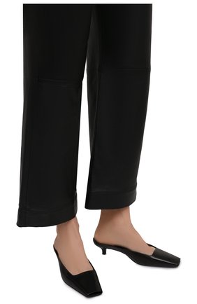Женские кожаные мюли TOTÊME черного цвета, арт. 214-901-800 | Фото 3 (Материал внешний: Кожа; Каблук высота: Низкий; Материал внутренний: Натуральная кожа; Подошва: Плоская; Каблук тип: Kitten heel)