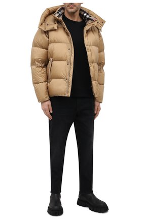 Мужская пуховая куртка BURBERRY бежевого цвета по цене 124000 руб., арт. 8045182 | Фото 2 Мужская пуховая куртка BURBERRY бежевого цвета, арт. 8045182 | Фото 2 (Длина (верхняя одежда): Короткие; Материал подклада: Синтетический материал; Рукава: Длинные; Материал утеплителя: Пух и перо; Материал внешний: Синтетический материал; Мужское Кросс-КТ: пуховик-короткий; Кросс-КТ: Куртка; Стили: Кэжуэл)