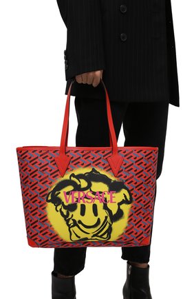 Женский сумка-шопер monogram VERSACE красного цвета по цене 73900 руб., арт. 1002218/1A02013 | Фото 2 Женский сумка-шопер monogram VERSACE красного цвета, арт. 1002218/1A02013 | Фото 2 (Материал: Экокожа; Сумки-технические: Сумки-шопперы; Размер: large)