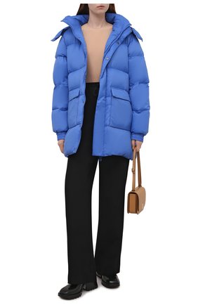 Женский пуховик HOLZWEILER голубого цвета по цене 49300 руб., арт. 12767/S0L D0WN JACKET | Фото 2 Женский пуховик HOLZWEILER голубого цвета, арт. 12767/S0L D0WN JACKET | Фото 2 (Длина (верхняя одежда): До середины бедра; Материал подклада: Синтетический материал; Материал утеплителя: Пух и перо; Материал внешний: Синтетический материал; Рукава: Длинные; Стили: Спорт-шик; Кросс-КТ: Пуховик)