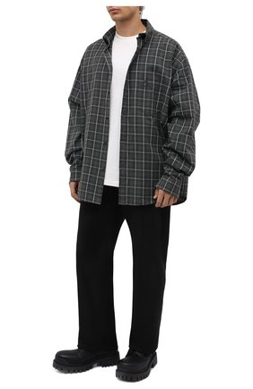 Мужская хлопковая рубашка BALENCIAGA хаки цвета по цене 69950 руб., арт. 675642/TLM03 | Фото 2 Мужская хлопковая рубашка BALENCIAGA хаки цвета, арт. 675642/TLM03 | Фото 2 (Рукава: Длинные; Длина (для топов): Стандартные; Материал внешний: Хлопок; Случай: Повседневный; Манжеты: На пуговицах; Воротник: Button down; Рубашки М: Classic Fit; Принт: Клетка; Стили: Гранж)