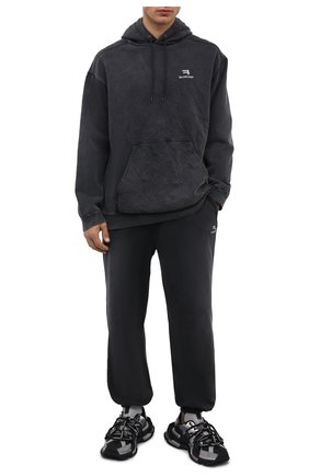 Мужской хлопковое худи BALENCIAGA темно-серого цвета по цене 53550 руб., арт. 600583/TLVA1 | Фото 2 Мужской хлопковое худи BALENCIAGA темно-серого цвета, арт. 600583/TLVA1 | Фото 2 (Материал внешний: Хлопок; Рукава: Длинные; Длина (для топов): Стандартные; Мужское Кросс-КТ: Худи-одежда; Принт: Без принта; Стили: Спорт-шик)