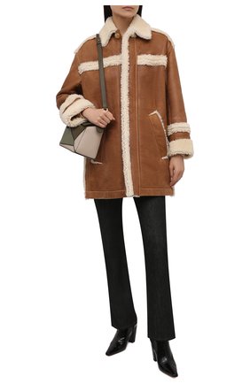 Женская дубленка из овчины JACQUEMUS коричневого цвета по цене 341500 руб., арт. 213C0101-1390 | Фото 2 Женская дубленка из овчины JACQUEMUS коричневого цвета, арт. 213C0101-1390 | Фото 2 (Рукава: Длинные; Длина (верхняя одежда): До середины бедра; Материал внешний: Натуральный мех; Стили: Гламурный; Женское Кросс-КТ: Мех)