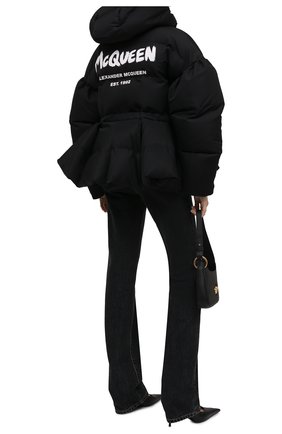Женский утепленная куртка ALEXANDER MCQUEEN черного цвета по цене 189500 руб., арт. 672915/QZAD1 | Фото 2 Женский утепленная куртка ALEXANDER MCQUEEN черного цвета, арт. 672915/QZAD1 | Фото 2 (Материал подклада: Синтетический материал; Материал внешний: Синтетический материал; Кросс-КТ: Пуховик; Длина (верхняя одежда): Короткие; Рукава: Длинные; Стили: Спорт-шик)