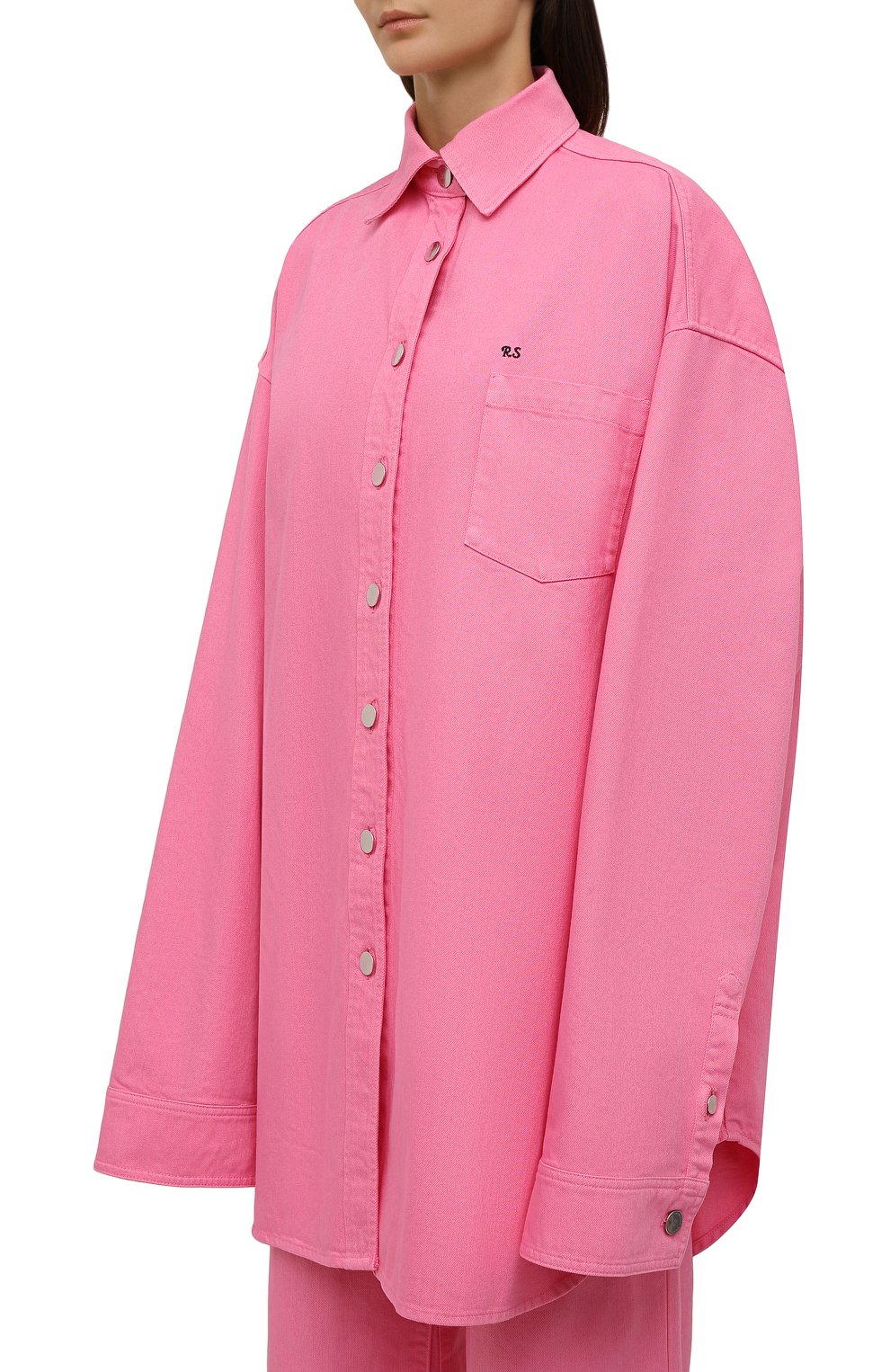 Женская джинсовая рубашка RAF SIMONS светло-розового цвета, арт. 212-W243-10032 | Фото 3 (Рукава: Длинные; Кросс-КТ: Деним; Принт: Без принта; Женское Кросс-КТ: Рубашка-одежда; Стили: Гранж; Длина (для топов): Удлиненные; Материал внешний: Хлопок, Деним)