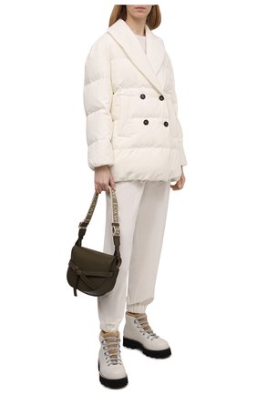 Женская пуховая куртка BRUNELLO CUCINELLI кремвого цвета по цене 318500 руб., арт. ML4792709 | Фото 2 Женская пуховая куртка BRUNELLO CUCINELLI кремвого цвета, арт. ML4792709 | Фото 2 (Материал утеплителя: Пух и перо; Материал внешний: Хлопок; Материал подклада: Синтетический материал; Рукава: Длинные; Длина (верхняя одежда): Короткие; Кросс-КТ: Пуховик, Куртка; Стили: Кэжуэл; Женское Кросс-КТ: Пуховик-куртка)