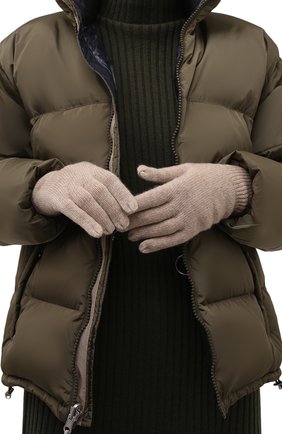 Женские кашемировые перчатки olive BALMUIR бежевого цвета, арт. 2114001846 | Фото 2 (Материал: Кашемир, Шерсть, Текстиль)