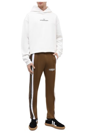 Мужские брюки COMME DES FUCKDOWN светло-коричневого цвета, арт. CDFU1332 | Фото 2 (Материал внешний: Синтетический материал; Длина (брюки, джинсы): Стандартные; Случай: Повседневный; Стили: Спорт-шик)
