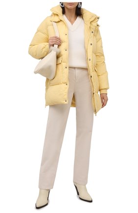 Женский пуховик HOLZWEILER желтого цвета по цене 49300 руб., арт. 12767/S0L D0WN JACKET | Фото 2 Женский пуховик HOLZWEILER желтого цвета, арт. 12767/S0L D0WN JACKET | Фото 2 (Материал внешний: Синтетический материал; Материал утеплителя: Пух и перо; Материал подклада: Синтетический материал; Стили: Спорт-шик; Кросс-КТ: Пуховик; Длина (верхняя одежда): До середины бедра; Рукава: Длинные)
