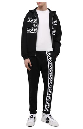 Мужские хлопковые джоггеры VERSACE черного цвета по цене 59950 руб., арт. 1002458/1A01790 | Фото 2 Мужские хлопковые джоггеры VERSACE черного цвета, арт. 1002458/1A01790 | Фото 2 (Длина (брюки, джинсы): Стандартные; Материал внешний: Хлопок; Силуэт М (брюки): Джоггеры; Стили: Спорт-шик)
