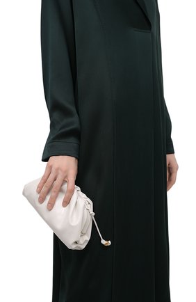 Женский клатч pouch mini BOTTEGA VENETA белого цвета по цене 145500 руб., арт. 680186/V1C30 | Фото 2 Женский клатч pouch mini BOTTEGA VENETA белого цвета, арт. 680186/V1C30 | Фото 2 (Материал: Натуральная кожа; Женское Кросс-КТ: Клатч-клатчи; Ремень/цепочка: На ремешке; Размер: mini)