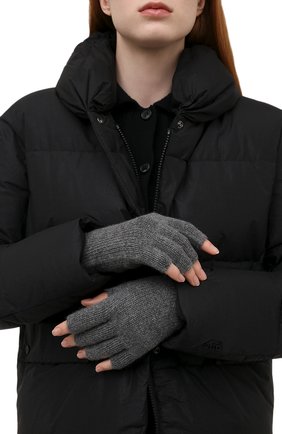 Женские кашемировые митенки KHAITE серого цвета по цене 47500 руб., арт. 8715600/KAI | Фото 2 Женские кашемировые митенки KHAITE серого цвета, арт. 8715600/KAI | Фото 2 (Материал: Шерсть, Кашемир, Текстиль; Женское Кросс-КТ: митенки)