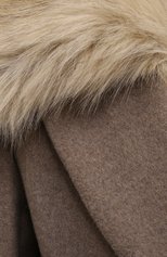 Женское шерстяное пальто KHAITE бежевого цвета, арт. 7048607/FINNA | Фото 5 (Материал внешний: Шерсть; Рукава: Длинные; Стили: Классический; Длина (верхняя одежда): Длинные; 1-2-бортные: Двубортные; Материал подклада: Шелк)