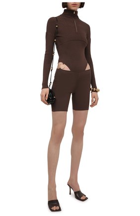 Женский комбинезон JACQUEMUS коричневого цвета по цене 38500 руб., арт. 213KN303-2010 | Фото 2 Женский комбинезон JACQUEMUS коричневого цвета, арт. 213KN303-2010 | Фото 2 (Рукава: Длинные; Материал внешний: Вискоза, Синтетический материал; Стили: Гламурный; Случай: Вечерний; Кросс-КТ: Трикотаж; Женское Кросс-КТ: Комбинезон-одежда)