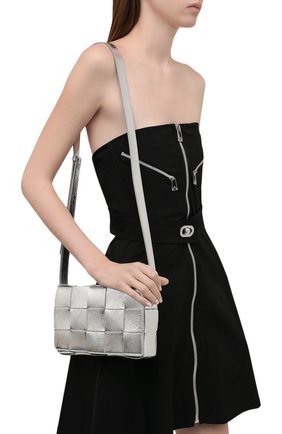 Женская сумка cassette BOTTEGA VENETA серебряного цвета по цене 156500 руб., арт. 578004/V1H01 | Фото 2 Женская сумка cassette BOTTEGA VENETA серебряного цвета, арт. 578004/V1H01 | Фото 2 (Ремень/цепочка: На ремешке; Размер: small; Материал: Натуральная кожа; Сумки-технические: Сумки через плечо)