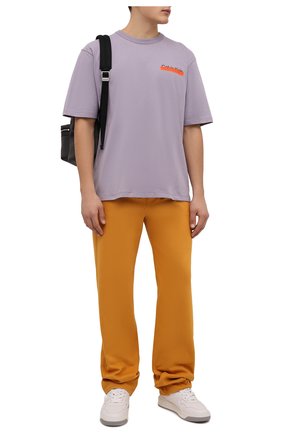 Мужская хлопковая футболка HERON PRESTON FOR CALVIN KLEIN сиреневого цвета по цене 10450 руб., арт. K10K109204 | Фото 2 Мужская хлопковая футболка HERON PRESTON FOR CALVIN KLEIN сиреневого цвета, арт. K10K109204 | Фото 2 (Длина (для топов): Стандартные; Материал внешний: Хлопок; Рукава: Короткие; Принт: С принтом; Стили: Кэжуэл)