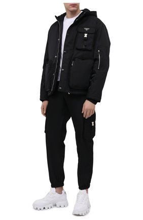 Мужская куртка PRADA черного цвета по цене 250000 руб., арт. SGB812-1WQ8-F0002-211 | Фото 2 Мужская куртка PRADA черного цвета, арт. SGB812-1WQ8-F0002-211 | Фото 2 (Рукава: Длинные; Длина (верхняя одежда): Короткие; Материал внешний: Синтетический материал; Кросс-КТ: Ветровка, Куртка; Стили: Спорт-шик; Мужское Кросс-КТ: утепленные куртки)