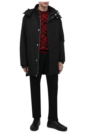 Мужская пуховая парка PRADA черного цвета по цене 190000 руб., арт. SGN759-1X01-F0002-202 | Фото 2 Мужская пуховая парка PRADA черного цвета, арт. SGN759-1X01-F0002-202 | Фото 2 (Материал внешний: Синтетический материал; Рукава: Длинные; Длина (верхняя одежда): До середины бедра; Мужское Кросс-КТ: пуховик-короткий; Кросс-КТ: Куртка; Стили: Кэжуэл)