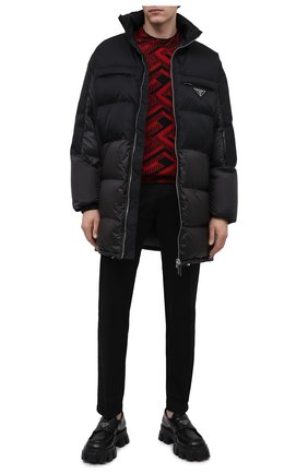 Мужской свитер из шерсти и кашемира PRADA красного цвета по цене 115000 руб., арт. UMB258-1ZJ2-F0N98-212 | Фото 2 Мужской свитер из шерсти и кашемира PRADA красного цвета, арт. UMB258-1ZJ2-F0N98-212 | Фото 2 (Рукава: Длинные; Материал внешний: Шерсть; Длина (для топов): Стандартные; Мужское Кросс-КТ: Свитер-одежда; Принт: С принтом; Стили: Кэжуэл)