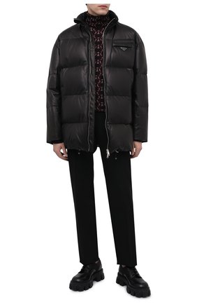 Мужская кожаный пуховик PRADA черного цвета по цене 480000 руб., арт. UPS559-JHI-F0002 | Фото 2 Мужская кожаный пуховик PRADA черного цвета, арт. UPS559-JHI-F0002 | Фото 2 (Рукава: Длинные; Длина (верхняя одежда): До середины бедра; Мужское Кросс-КТ: Кожа и замша, пуховик-короткий; Кросс-КТ: Куртка; Стили: Кэжуэл; Материал внешний: Натуральная кожа)