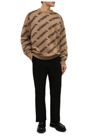Мужской шерстяной свитер VETEMENTS бежевого цвета по цене 73950 руб., арт. UE52KN340A 2901/M | Фото 2 Мужской шерстяной свитер VETEMENTS бежевого цвета, арт. UE52KN340A 2901/M | Фото 2 (Материал внешний: Шерсть; Рукава: Длинные; Стили: Спорт-шик, Гранж; Длина (для топов): Стандартные; Мужское Кросс-КТ: Свитер-одежда; Принт: С принтом)