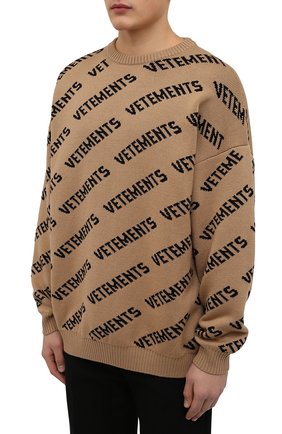 Мужской шерстяной свитер VETEMENTS бежевого цвета, арт. UE52KN340A 2901/M | Фото 3 (Материал внешний: Шерсть; Рукава: Длинные; Длина (для топов): Стандартные; Стили: Гранж, Спорт-шик; Принт: С принтом; Мужское Кросс-КТ: Свитер-одежда)