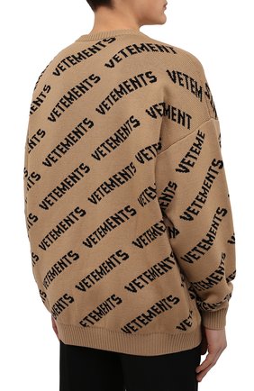Мужской шерстяной свитер VETEMENTS бежевого цвета, арт. UE52KN340A 2901/M | Фото 4 (Материал внешний: Шерсть; Рукава: Длинные; Длина (для топов): Стандартные; Стили: Гранж, Спорт-шик; Принт: С принтом; Мужское Кросс-КТ: Свитер-одежда)