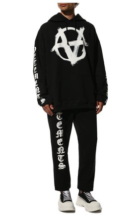 Мужские хлопковые джоггеры VETEMENTS черного цвета по цене 65750 руб., арт. UE52PA180B 1601/M | Фото 2 Мужские хлопковые джоггеры VETEMENTS черного цвета, арт. UE52PA180B 1601/M | Фото 2 (Длина (брюки, джинсы): Стандартные; Материал внешний: Хлопок; Мужское Кросс-КТ: Брюки-трикотаж; Силуэт М (брюки): Джоггеры; Стили: Панк, Спорт-шик)