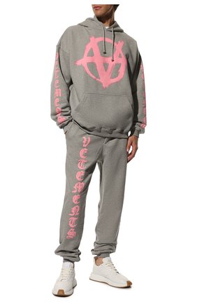 Мужские хлопковые джоггеры VETEMENTS серого цвета по цене 89950 руб., арт. UE52PA180G 1601/M | Фото 2 Мужские хлопковые джоггеры VETEMENTS серого цвета, арт. UE52PA180G 1601/M | Фото 2 (Материал внешний: Хлопок; Длина (брюки, джинсы): Стандартные; Силуэт М (брюки): Джоггеры; Стили: Спорт-шик)