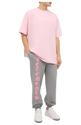Мужская хлопковая футболка VETEMENTS розового цвета по цене 29950 руб., арт. UE52TR120P 1602/M | Фото 2 Мужская хлопковая футболка VETEMENTS розового цвета, арт. UE52TR120P 1602/M | Фото 2 (Длина (для топов): Удлиненные; Материал внешний: Хлопок; Принт: С принтом; Стили: Гранж, Спорт-шик; Рукава: Короткие)
