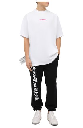 Мужская хлопковая футболка VETEMENTS белого цвета по цене 29950 руб., арт. UE52TR120W 1602/M | Фото 2 Мужская хлопковая футболка VETEMENTS белого цвета, арт. UE52TR120W 1602/M | Фото 2 (Материал внешний: Хлопок; Длина (для топов): Удлиненные; Принт: С принтом; Стили: Гранж, Спорт-шик; Рукава: Короткие)