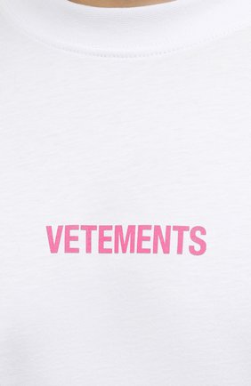 Мужская хлопковая футболка VETEMENTS белого цвета, арт. UE52TR120W 1602/M | Фото 5 (Рукава: Короткие; Стили: Гранж, Спорт-шик; Принт: С принтом; Длина (для топов): Удлиненные; Материал внешний: Хлопок)