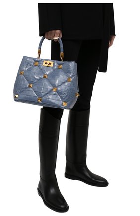 Женская сумка roman stud из кожи аллигатора VALENTINO голубого цвета по цене 1915000 руб., арт. WW2B0I96/SXY/AMIS | Фото 2 Женская сумка roman stud из кожи аллигатора VALENTINO голубого цвета, арт. WW2B0I96/SXY/AMIS | Фото 2 (Размер: medium; Ремень/цепочка: На ремешке; Сумки-технические: Сумки top-handle; Материал: Экзотическая кожа)