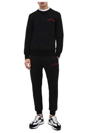 Мужские хлопковые джоггеры ALEXANDER MCQUEEN черного цвета по цене 65100 руб., арт. 599618/QRX82 | Фото 2 Мужские хлопковые джоггеры ALEXANDER MCQUEEN черного цвета, арт. 599618/QRX82 | Фото 2 (Длина (брюки, джинсы): Стандартные; Материал внешний: Хлопок; Силуэт М (брюки): Джоггеры; Стили: Спорт-шик; Мужское Кросс-КТ: Брюки-трикотаж)