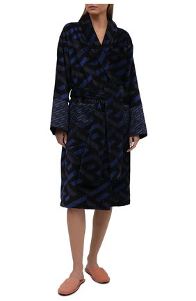 Женский хлопковый халат VERSACE темно-синего цвета по цене 98250 руб., арт. ZACJ00010/ZC0SP131 | Фото 2 Женский хлопковый халат VERSACE темно-синего цвета, арт. ZACJ00010/ZC0SP131 | Фото 2 (Рукава: Длинные; Материал внешний: Хлопок; Длина Ж (юбки, платья, шорты): Миди)