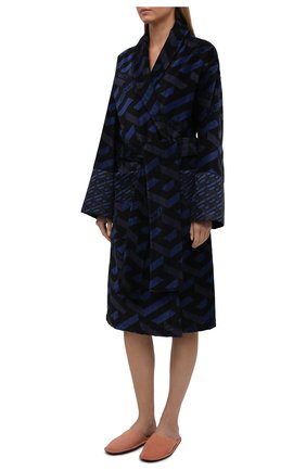 Женский хлопковый халат VERSACE темно-синего цвета по цене 98250 руб., арт. ZACJ00010/ZC0SP131 | Фото 3 Женский хлопковый халат VERSACE темно-синего цвета, арт. ZACJ00010/ZC0SP131 | Фото 3 (Рукава: Длинные; Материал внешний: Хлопок; Длина Ж (юбки, платья, шорты): Миди)