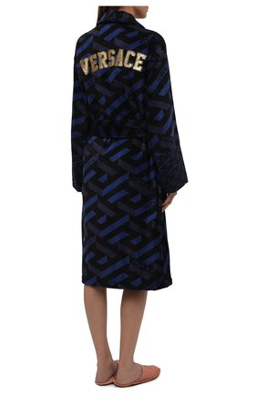 Женский хлопковый халат VERSACE темно-синего цвета по цене 98250 руб., арт. ZACJ00010/ZC0SP131 | Фото 4 Женский хлопковый халат VERSACE темно-синего цвета, арт. ZACJ00010/ZC0SP131 | Фото 4 (Рукава: Длинные; Материал внешний: Хлопок; Длина Ж (юбки, платья, шорты): Миди)
