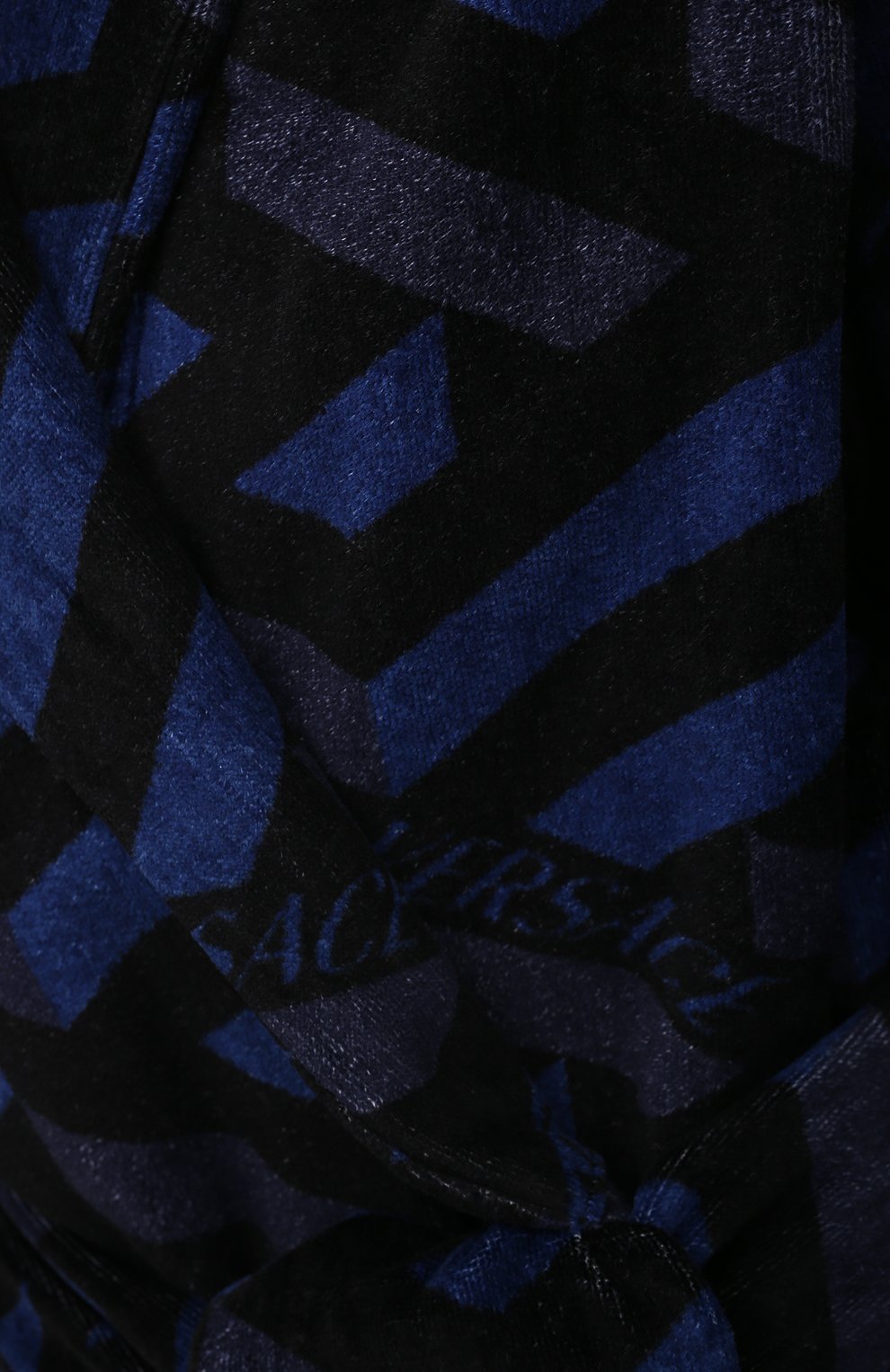 Женский хлопковый халат VERSACE темно-синего цвета по цене 98250 руб., арт. ZACJ00010/ZC0SP131 | Фото 5 Женский хлопковый халат VERSACE темно-синего цвета, арт. ZACJ00010/ZC0SP131 | Фото 5 (Рукава: Длинные; Материал внешний: Хлопок; Длина Ж (юбки, платья, шорты): Миди)