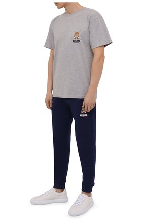 Мужские хлопковые джоггеры MOSCHINO темно-синего цвета, арт. A4326/8104 | Фото 2 (Длина (брюки, джинсы): Стандартные; Материал внешний: Хлопок; Кросс-КТ: домашняя одежда)