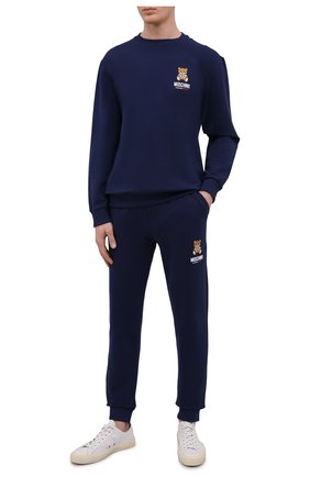 Мужской хлопковый свитшот MOSCHINO темно-синего цвета по цене 22900 руб., арт. A1719/8104 | Фото 2 Мужской хлопковый свитшот MOSCHINO темно-синего цвета, арт. A1719/8104 | Фото 2 (Рукава: Длинные; Длина (для топов): Стандартные; Материал внешний: Хлопок; Кросс-КТ: домашняя одежда)