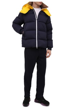 Мужская пуховая куртка loeb MONCLER темно-синего цвета по цене 125000 руб., арт. G2-091-1A000-92-53333 | Фото 2 Мужская пуховая куртка loeb MONCLER темно-синего цвета, арт. G2-091-1A000-92-53333 | Фото 2 (Материал внешний: Синтетический материал; Длина (верхняя одежда): Короткие; Материал утеплителя: Пух и перо; Материал подклада: Синтетический материал; Рукава: Длинные; Кросс-КТ: Куртка; Мужское Кросс-КТ: пуховик-короткий; Стили: Кэжуэл)