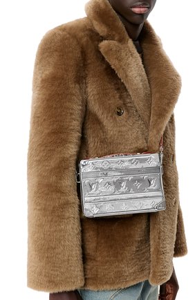 Мужская сумка handle trunk LOUIS VUITTON серебряного цвета по цене 257000 руб., арт. M45885 | Фото 2 Мужская сумка handle trunk LOUIS VUITTON серебряного цвета, арт. M45885 | Фото 2 (Материал: Натуральная кожа)