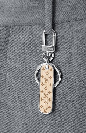 Мужской брелок monogram skate LOUIS VUITTON бежевого цвета по цене 42000 руб., арт. MP3135 | Фото 2 Мужской брелок monogram skate LOUIS VUITTON бежевого цвета, арт. MP3135 | Фото 2 (Материал: Дерево)