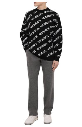 Мужской шерстяной свитер VETEMENTS черного цвета по цене 73950 руб., арт. UE52KN340B 2901/M | Фото 2 Мужской шерстяной свитер VETEMENTS черного цвета, арт. UE52KN340B 2901/M | Фото 2 (Материал внешний: Шерсть; Мужское Кросс-КТ: Свитер-одежда; Принт: С принтом; Стили: Гранж; Длина (для топов): Стандартные; Рукава: Длинные)