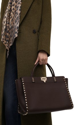 Женская сумка rockstud VALENTINO темно-коричневого цвета по цене 172000 руб., арт. WW2B0I14/VSF | Фото 2 Женская сумка rockstud VALENTINO темно-коричневого цвета, арт. WW2B0I14/VSF | Фото 2 (Материал: Натуральная кожа; Ремень/цепочка: На ремешке; Размер: large; Сумки-технические: Сумки top-handle)