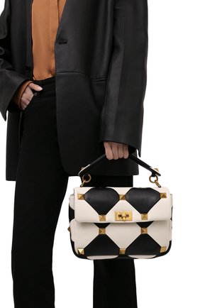 Женская сумка roman stud VALENTINO черно-белого цвета по цене 243500 руб., арт. WW0B0I60/LIZ | Фото 2 Женская сумка roman stud VALENTINO черно-белого цвета, арт. WW0B0I60/LIZ | Фото 2 (Материал: Натуральная кожа; Ремень/цепочка: На ремешке; Размер: medium; Сумки-технические: Сумки top-handle; Сумки: Сумки)