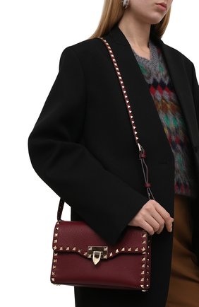 Женская сумка rockstud medium VALENTINO бордового цвета по цене 95700 руб., арт. WW2B0181/VSF | Фото 2 Женская сумка rockstud medium VALENTINO бордового цвета, арт. WW2B0181/VSF | Фото 2 (Ремень/цепочка: На ремешке; Размер: medium; Материал: Натуральная кожа; Сумки-технические: Сумки через плечо)