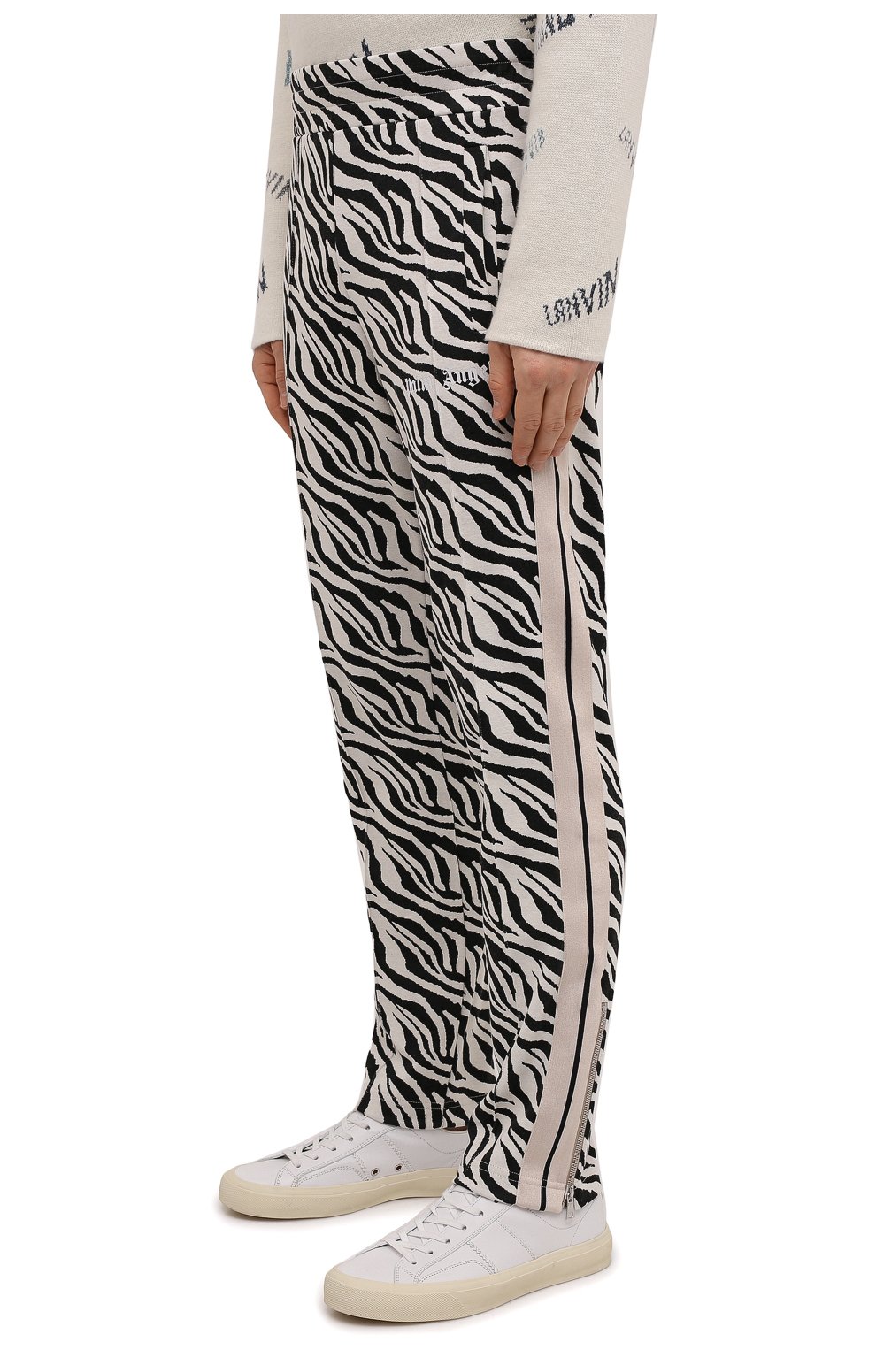 Мужские брюки PALM ANGELS черно-белого цвета, арт. PMCA007F21FAB0081001 | Фото 3 (Длина (брюки, джинсы): Стандартные; Случай: Повседневный; Материал внешний: Синтетический материал, Хлопок; Стили: Спорт-шик)