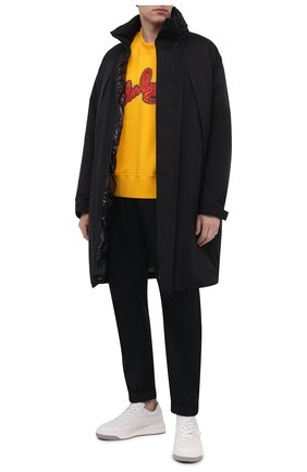 Мужской пуховый плащ gobert MONCLER черного цвета по цене 125000 руб., арт. G2-091-1C000-07-539HW | Фото 2 Мужской пуховый плащ gobert MONCLER черного цвета, арт. G2-091-1C000-07-539HW | Фото 2 (Длина (верхняя одежда): До колена; Материал внешний: Синтетический материал; Материал подклада: Синтетический материал; Материал утеплителя: Пух и перо; Рукава: Длинные; Мужское Кросс-КТ: Плащ-верхняя одежда; Стили: Минимализм)